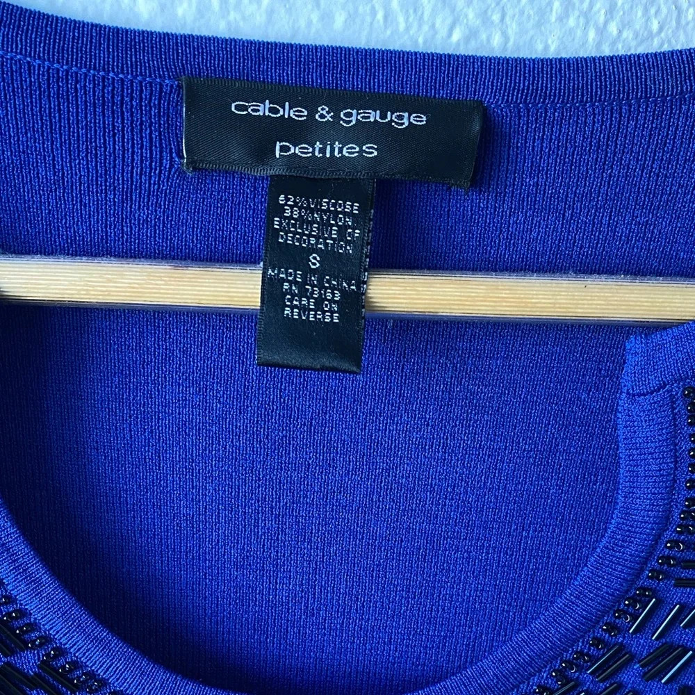 09. Cable & Gauge Petite Blue Beaded Top - Picture 2 of 6